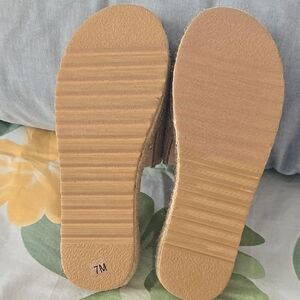 Chic Tan Wedge Sandals